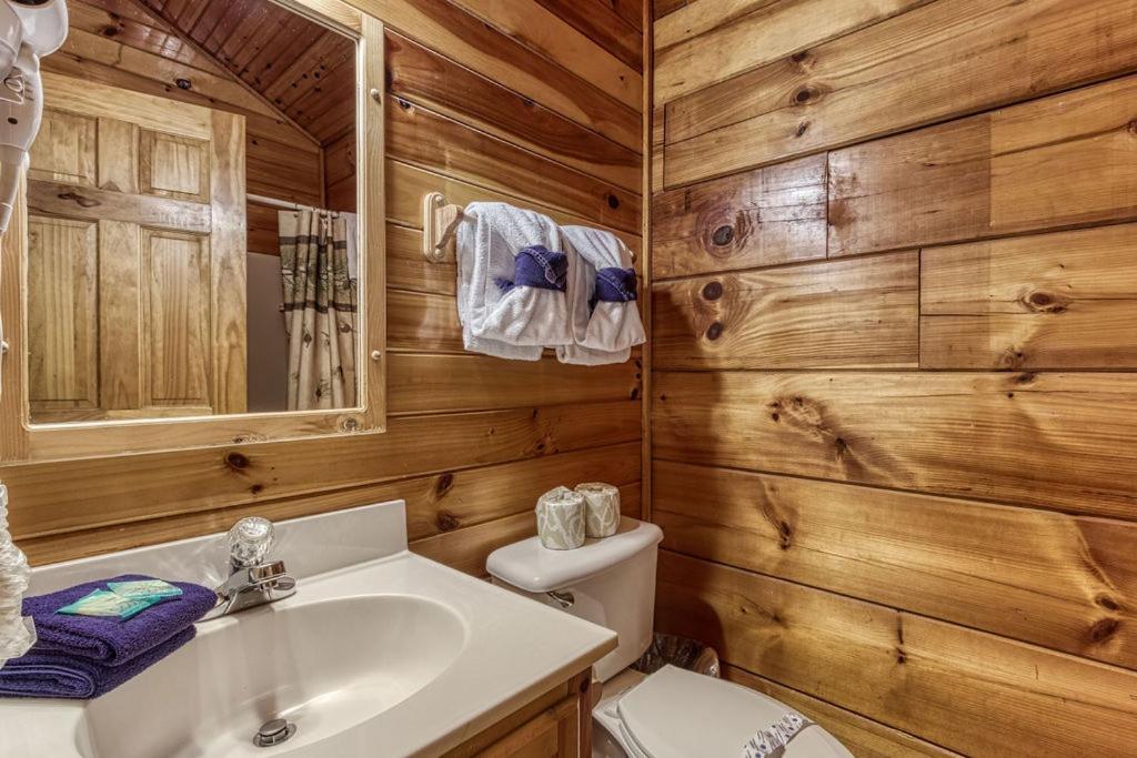 The Nut House, Hot Tub, Game Room, Wifi, 1089 Free Tickets Each Paid Day, Dollywood And More! Pigeon Forge Esterno foto