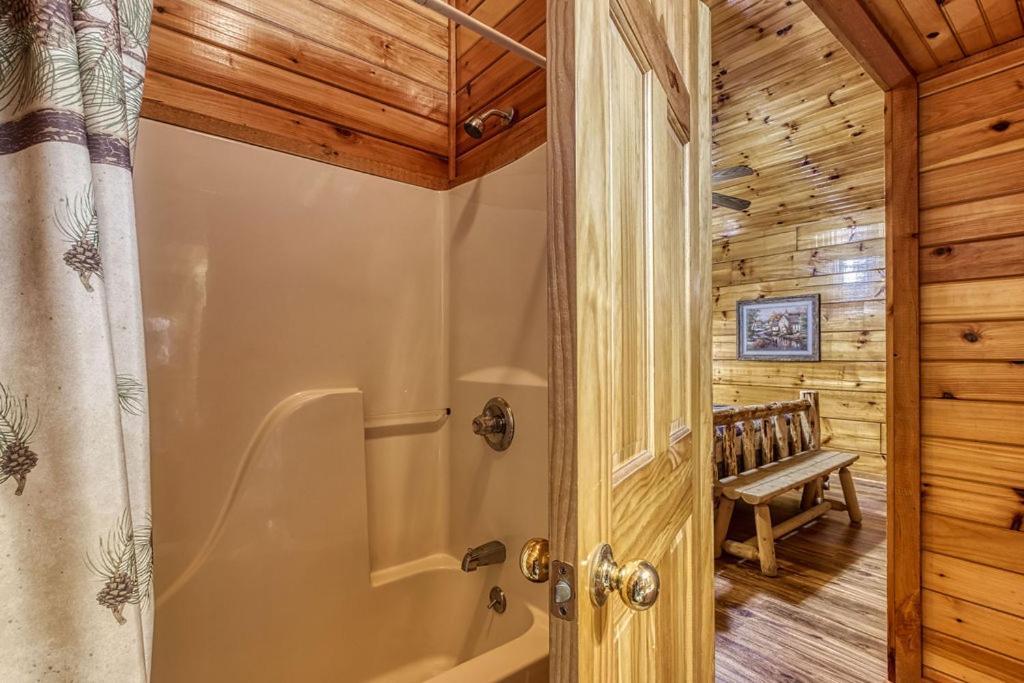 The Nut House, Hot Tub, Game Room, Wifi, 1089 Free Tickets Each Paid Day, Dollywood And More! Pigeon Forge Esterno foto