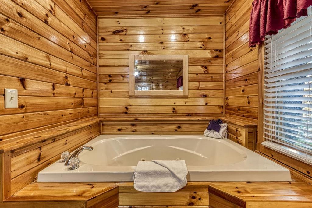 The Nut House, Hot Tub, Game Room, Wifi, 1089 Free Tickets Each Paid Day, Dollywood And More! Pigeon Forge Esterno foto